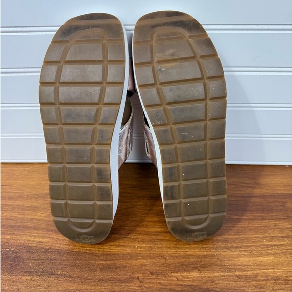 Ugg women’s rose gold metallic Emily square toe slides. Size 7.5 - Picture 6 of 7